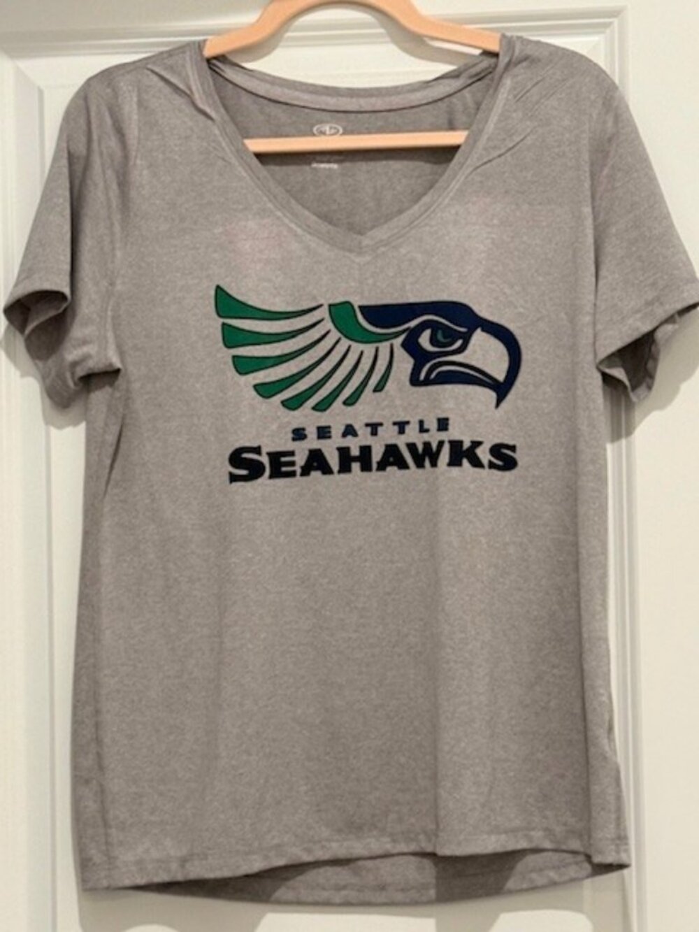 Women’s Seattle Seahawks Gray V-Neck Tee Size M